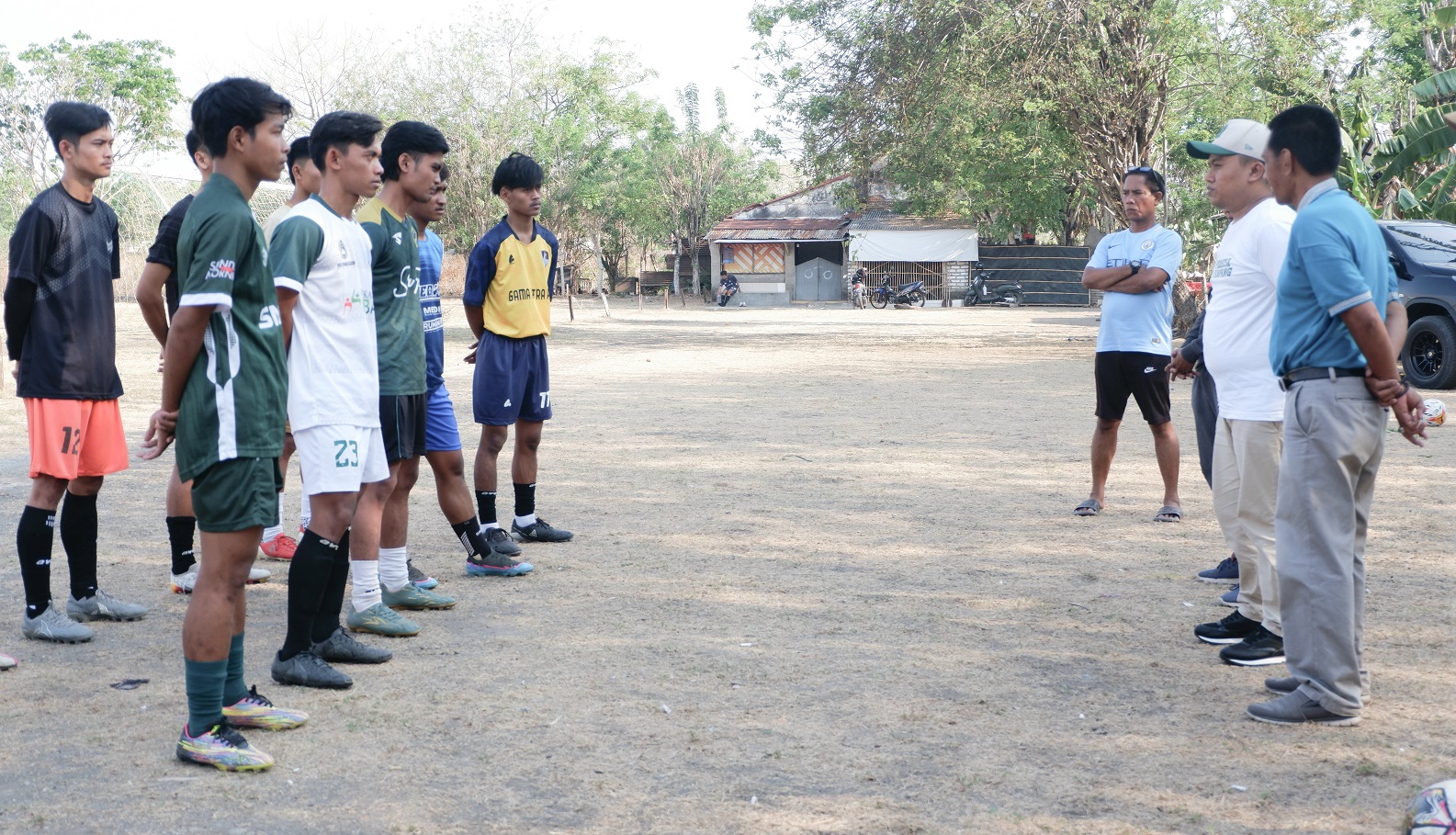 BERSEMANGAT: Pemain Persesa menjalani latihan di Lapangan Kampong Belanda, Krampon, Sampang. (DOK JPRM)