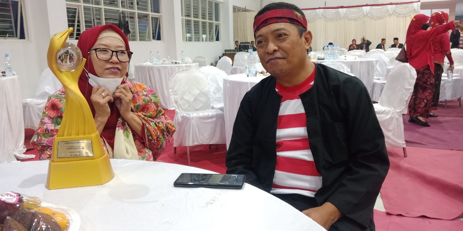 AKRAB: Kepala BBJT Asrif berbincang dengan putri M. Tabrani, Amie Primarni, di sela Malam Anugerah Madura Awards 2021. (LUKMAN HAKIM AG/JPRM)