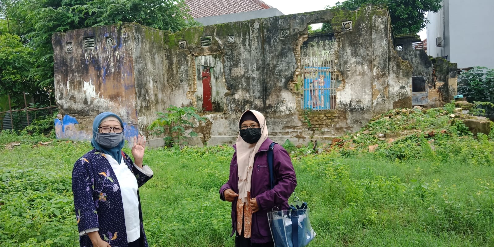 TAPAK TILAS: Amie Primarni (kiri) berkunjung ke bangunan bekas rumah yang pernah ditempati M. Tabrani di Jalan Sersan Mesrul, Nomor 1, Gladak Anyar, Pamekasan, Jumat, 3 Desember 2021. (LUKMAN H/JPRM)