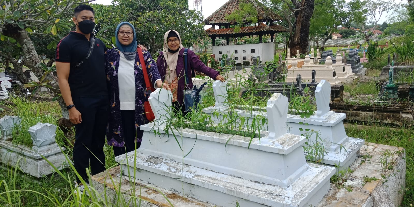 NYEKAR: Zul Hazmi Karim, Amie Primarni, dan Ratna Susilowati di makam ayah dan ibunda M. Tabrani di Pamekasan. (LUKMAN HAKIM AG/JPRM)