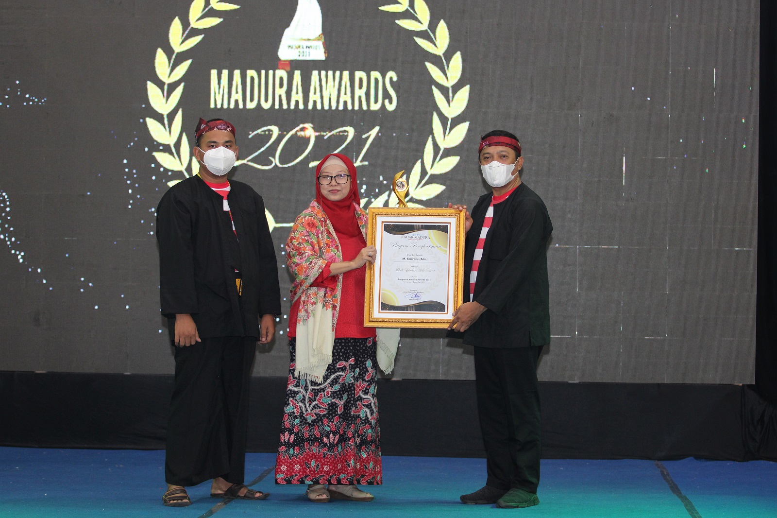 APRESIASI: Amie Primarni menerima piagam penghargaan Lifetime Achievement pada Madura Awards 2021 dari JPRM untuk M. Tabrani yang diserahkan Kepala BBJT (kanan) didampingi Pemred JPRM. (VIVIN AH/JPRM)