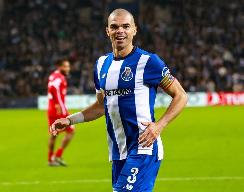 TERTUA: Senyum Pepe usai membawa FC Porto menang atas Royal Antwerp di matchday keempat Liga Champions 2023/2024. (IG: @fcporto)
