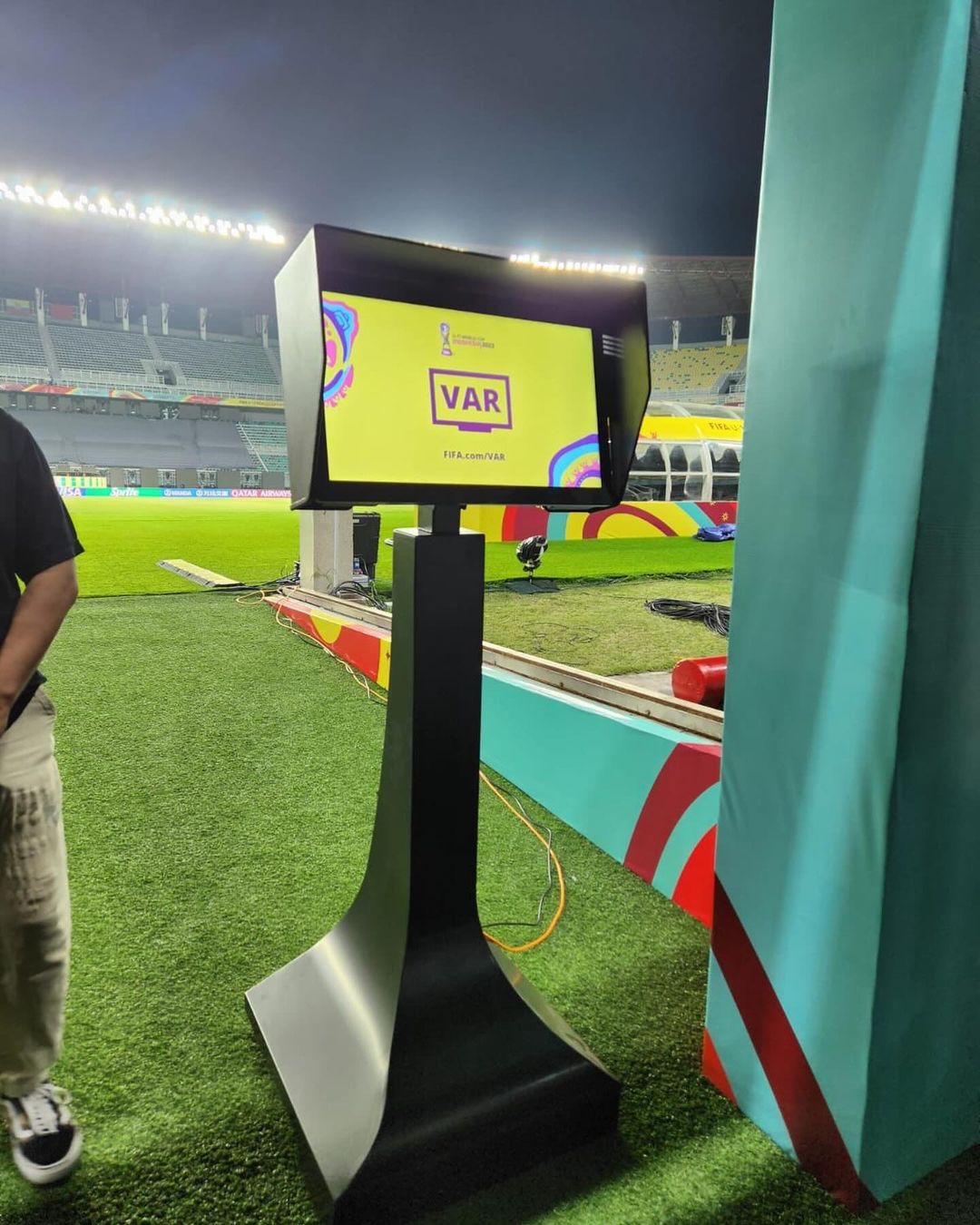 LEBIH CANGGIH: Teknologi VAR dan garis gawang telah terpasang di Stadion Gelora Bung Tomo Surabaya. (IG: @arya.m.sinulingga)
