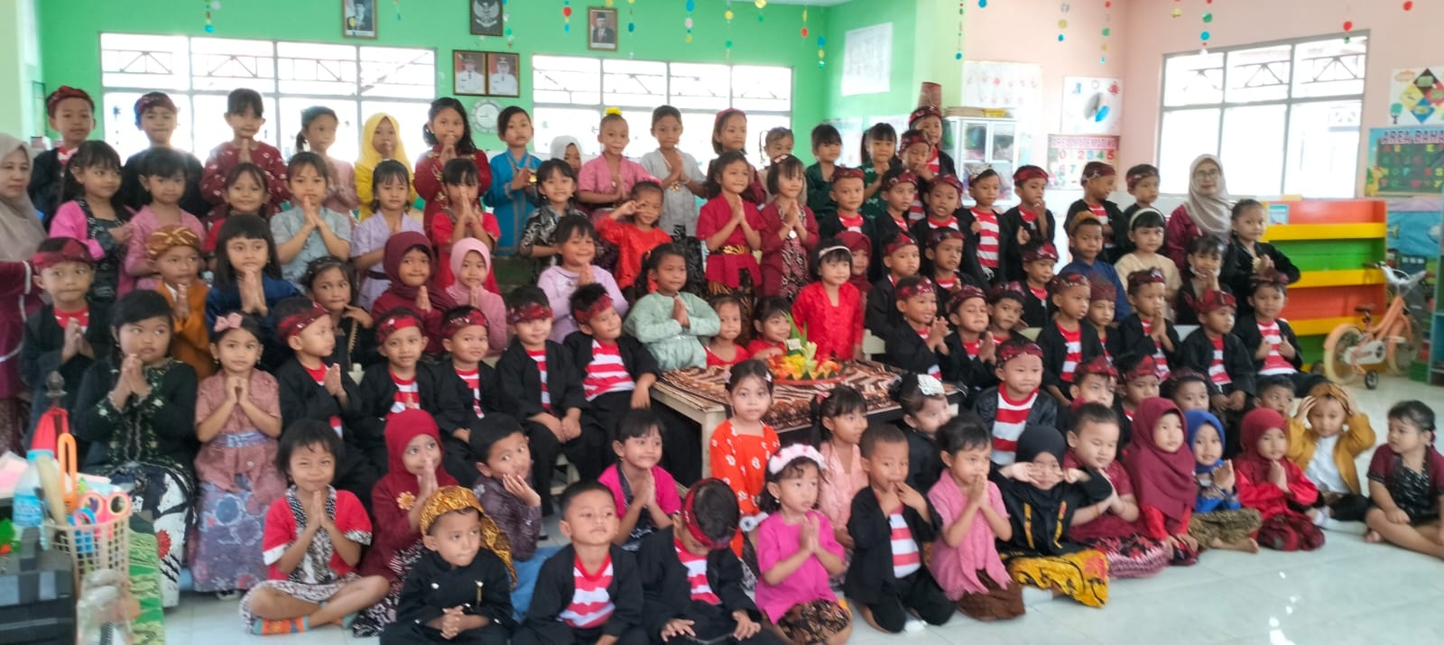 SEMARAK: Anak didik TK Negeri Pembina berpartisipasi dalam perayaan Hari Jadi Ke-754 Sumenep, Selasa (31/10). (TK NEGERI PEMBINA UNTUK JPRM)
