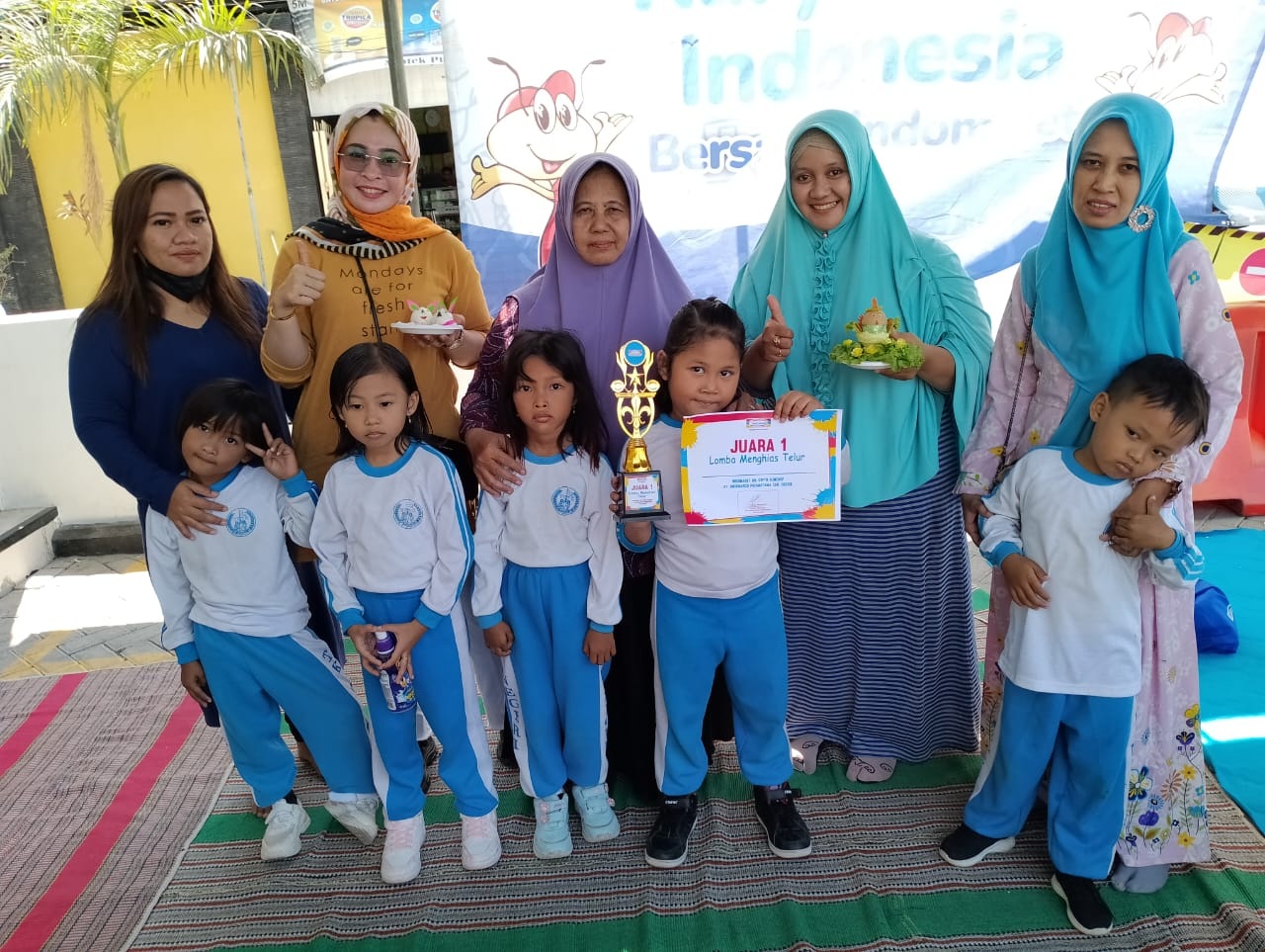 SUPPORT: Kepala TK Negeri Pembina Sumenep Sholati (kerudung ungu) mendampingi anak didik dan orang tuanya mengikuti lomba menghias telur beberapa waktu lalu. (TK NEGERI PEMBINA UNTUK JPRM)