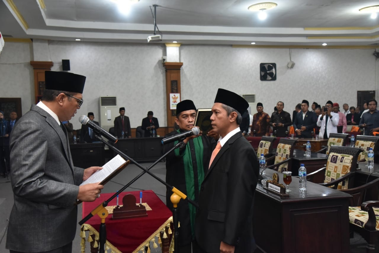 SUMPAH JABATAN: Ketua DPRD Sumenep Abdul Hamid Ali Munir mengambil sumpah dan janji jabatan terhadap Rimbun Hidayat di rapat PAW, Rabu (8/11). (HUMAS DPRD UNTUK JPRM)
