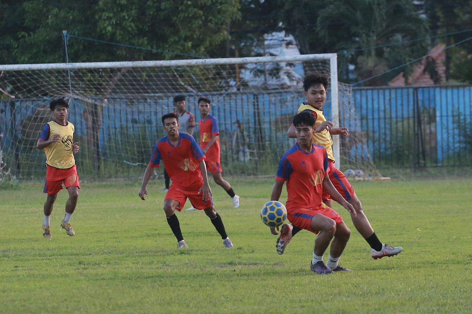 FOKUS: Pemain Perssu Madura City berlatih di Stadion A. Yani, Panglegur, Sumenep, pada Kamis (2/11). (PERSSU UNTUK JPRM)