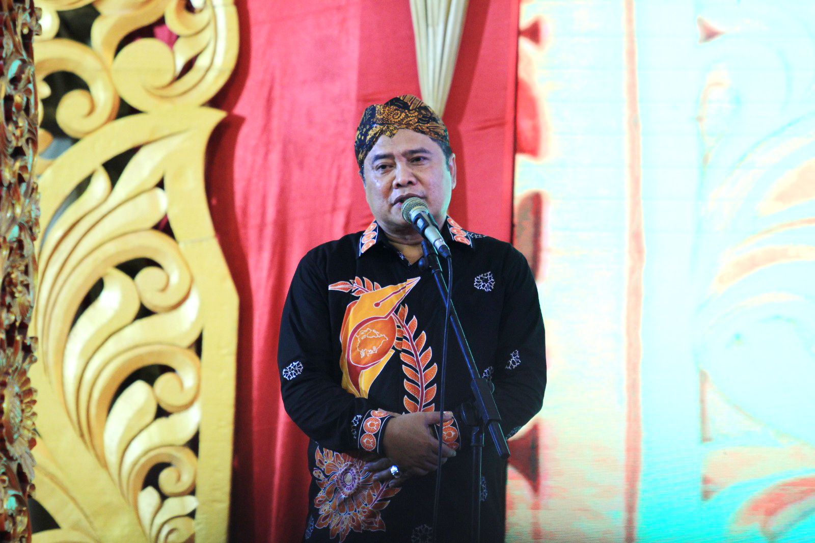 GELAR PAHLAWAN: Direktur JPRM sejak awal mendukung penuh jejak M. Tabrani melalui publikasi di semua platform Radar Madura dan pemberian penghargaan pada Malam Anugerah Madura Awards 2019. (JPRM FOTO)