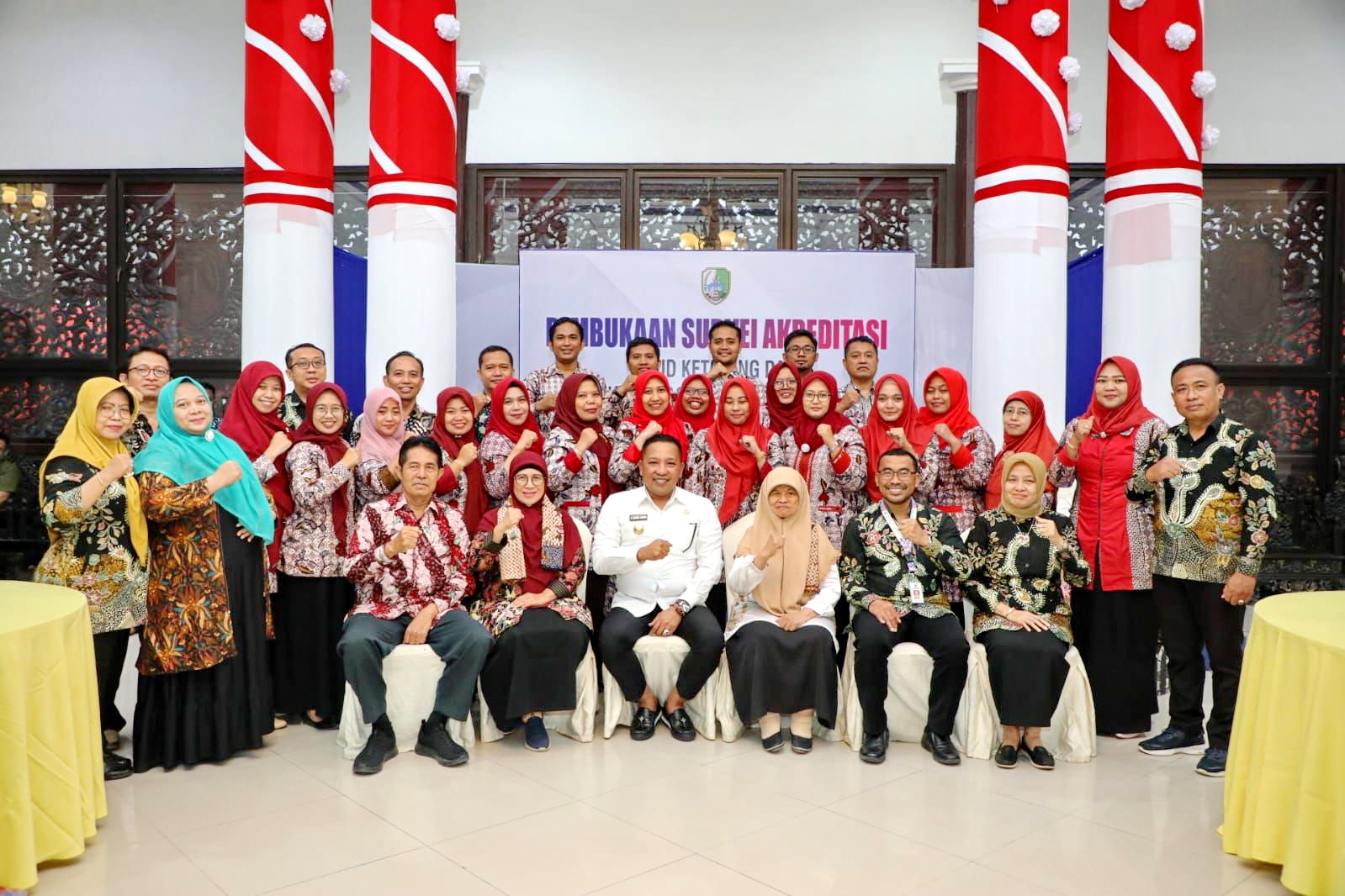 PENUH SEMANGAT: Bupati Sampang Slamet Junaidi didampingi Kepala Dinkes dan KB Sampang dr. Abdullah Najich serta Direktur RSUD Ketapang dan Kapus foto bersama tim surveyor, Kamis (9/11) malam.