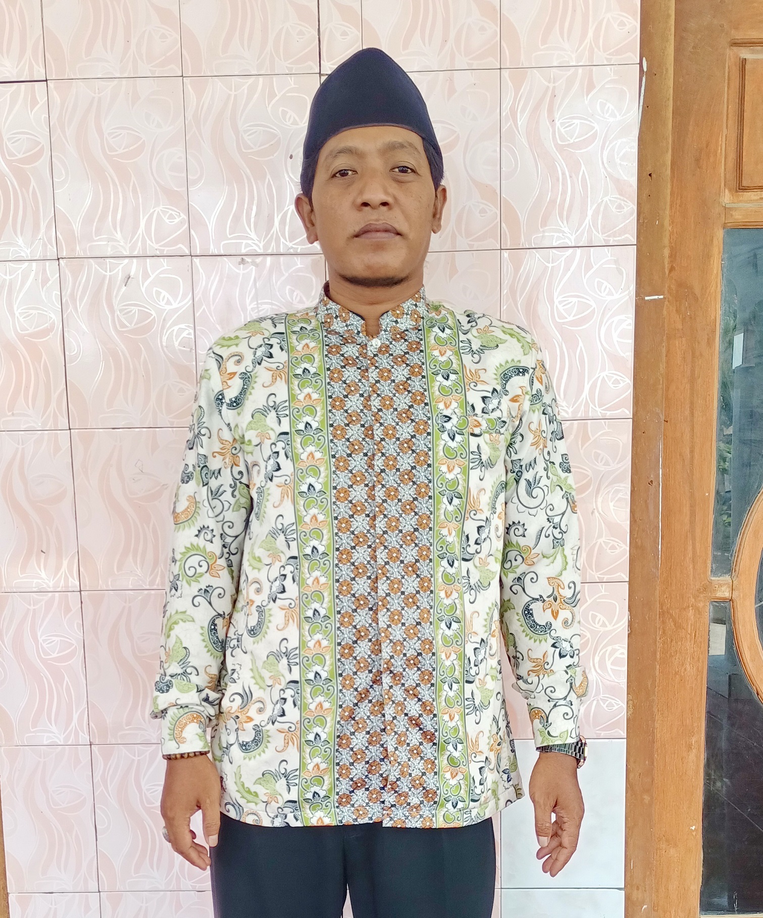 SANTRI: Juara 1 MTQ XXX Jatim 2023 Abdul Jalil berpose di Masjid Al-Aqsho, kompleks Pondok Pesantren Aqidah Usymuni Tarate, Pandian, Sumenep. (MOH. IQBAL/JPRM)