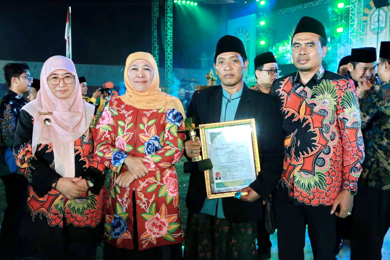 MEMBANGGAKAN: Ustad Abdul Jalil foto bersama Kabag Kesmas Setkab Sumenep, Gubernur Jatim, dan Wabup Sumenep setelah menerima penghargaan MTQ XXX Jatim di Kota Pasuruan, Minggu (8/10). (JALIL FOR JPRM)