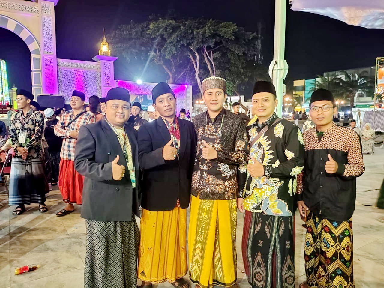 KOMPAK: Ustad Abdul Jalil peraih juara 1 tilawah MTQ XXX Jatim berfoto bersama dengan para pemenang lainnya usai acara di Kota Pasuruan pada Sabtu (7/10) malam. (ABDUL JALIL UNTUK JPRM)