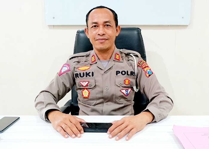 RAMAH: Kasatlantas Polres Sampang AKP Rukimin saat ditemui di ruang kerjanya, Senin (6/11). (MOH. IQBAL AFGANI/JPRM)