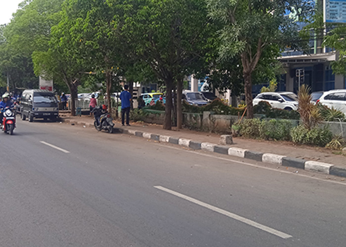 TANPA PKL: Pengendara melintas di depan RSUD Syamrabu, Jalan Pemuda Kaffa, Bangkalan. (JUPRI/JPRM)