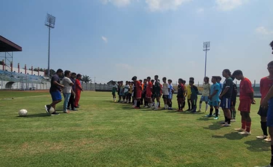 SEMANGAT: Para pemain Perseba tengah melakukan latihan di Stadion Gelora Bangkalan (SGB) Selasa (24/10). (PERSEBA BANGKALAN UNTUK JPRM)