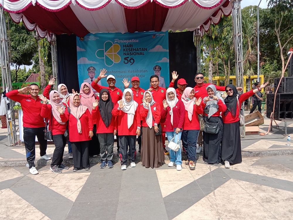 SOLID: Plt Kadinkes P2KB Sumenep Agustiono Sulasno (topi putih) berfoto dengan para Kabid dan jajarannya saat perayaan HKN Ke-59 di area CFD Taman Bunga Pottre Koneng, Minggu (12/11). (ERWIN/JPRM)