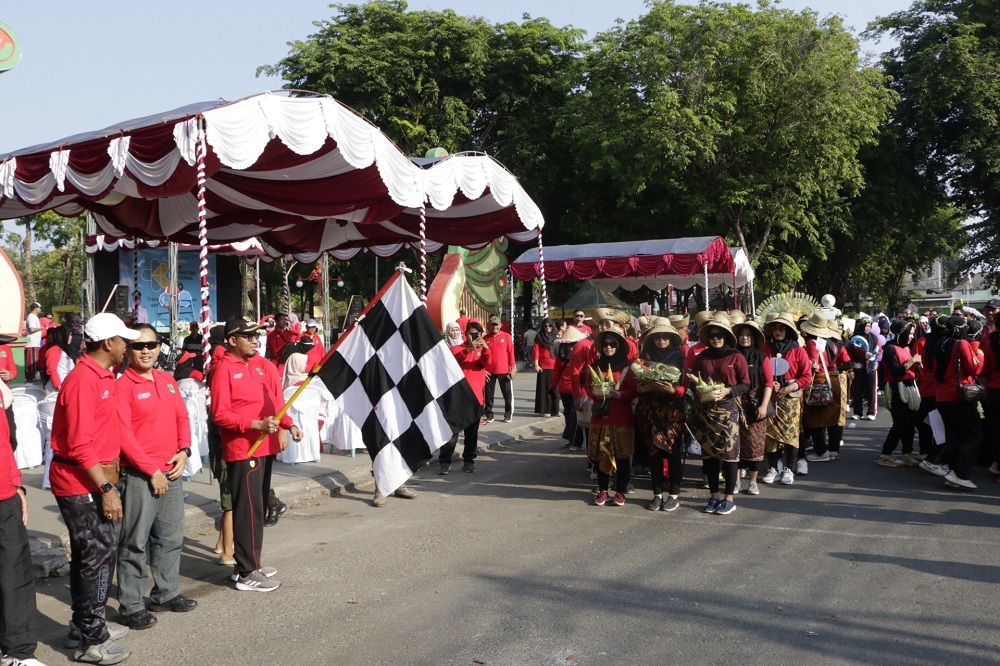 BERSINERGI: Pelepasan peserta lomba JJS dan lomba kostum Germas antar puskesmas dalam rangka HKN Ke-59 di area CFD Taman Bunga Pottre Koneng, Minggu (12/11). (MUHAMMAD ERWIN/JPRM)