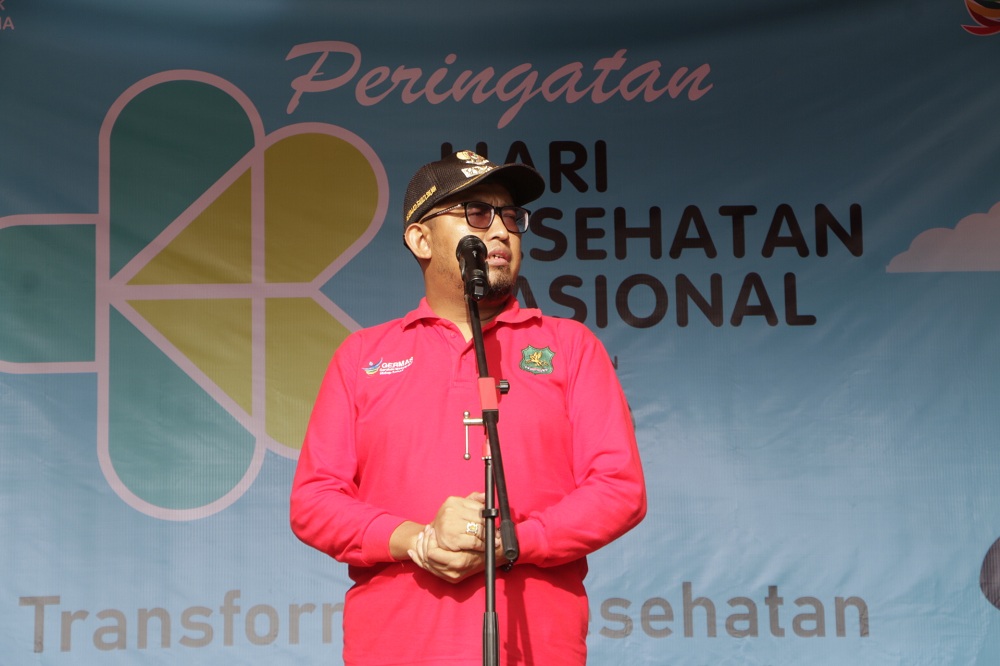 MERAKYAT: Bupati Sumenep Achmad Fauzi Wongsojudo menyampaikan sambutan di acara peringatan HKN Ke-59 di area CFD Taman Bunga Pottre Koneng, Minggu (12/11). (PROKOPIM SUMENEP UNTUK JPRM)
