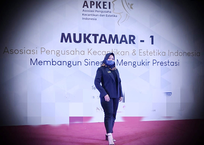 BERPENGALAMAN: Owner SA Beauty Clinic dan Academy Sumenep Septi Atfiyani, S.An,Dipl. IBSTAA menghadiri acara Asosiasi Pengusaha Kecantikan dan Estetika Indonesia. (SA BEAUTY UNTUK JPRM)