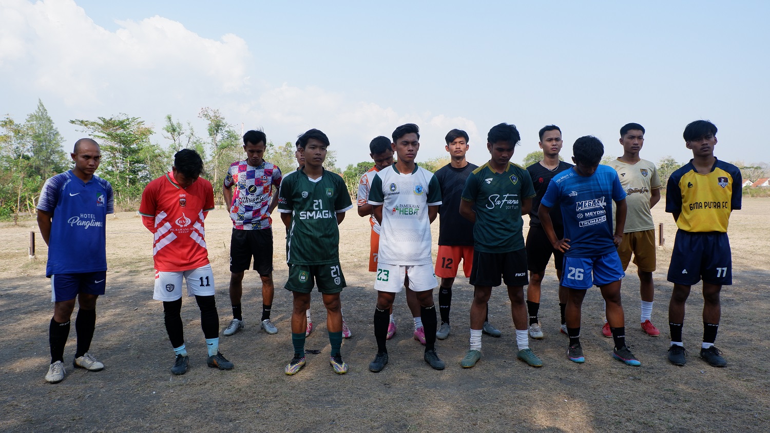 SANTAI: Pemain Persesa menjalani latihan perdana di Lapangan Sepak Bola&nbsp;Kampong Belanda, Desa Krampon, Kecamatan Torjun, Sampang, Rabu (8/11). (MOH. IQBAL AFGANI/JPRM)