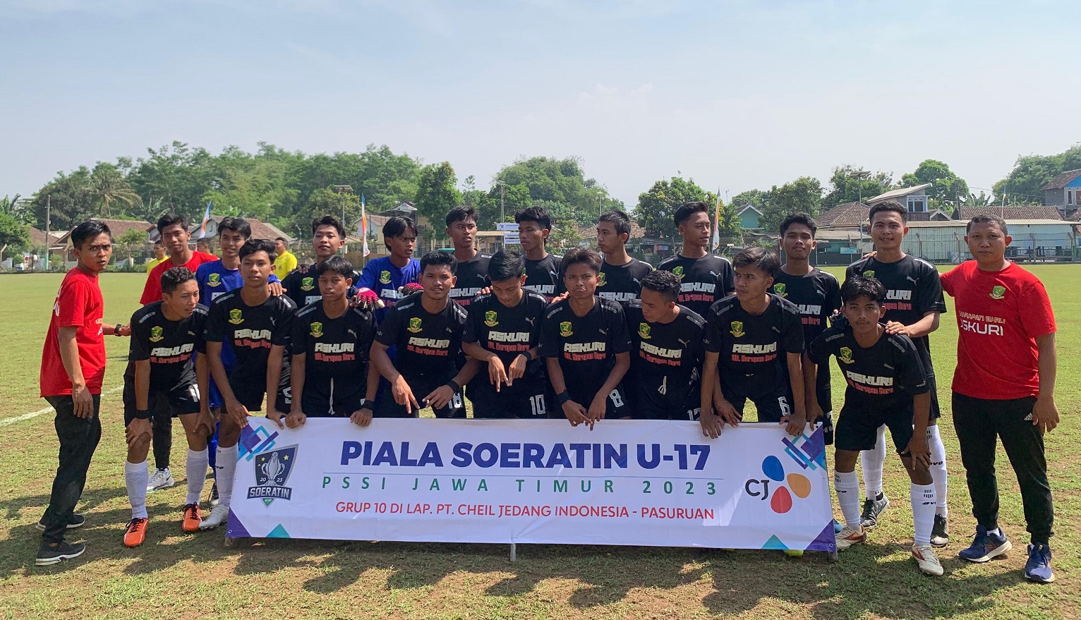 KOMPAK: Pemain Perssu MC berfoto bersama sebelum mengikuti kompetisi Piala Soeratin U-17 2023 di Pasuruan, Jawa Timur, Rabu (8/11). (PERSSU UNTUK JPRM)