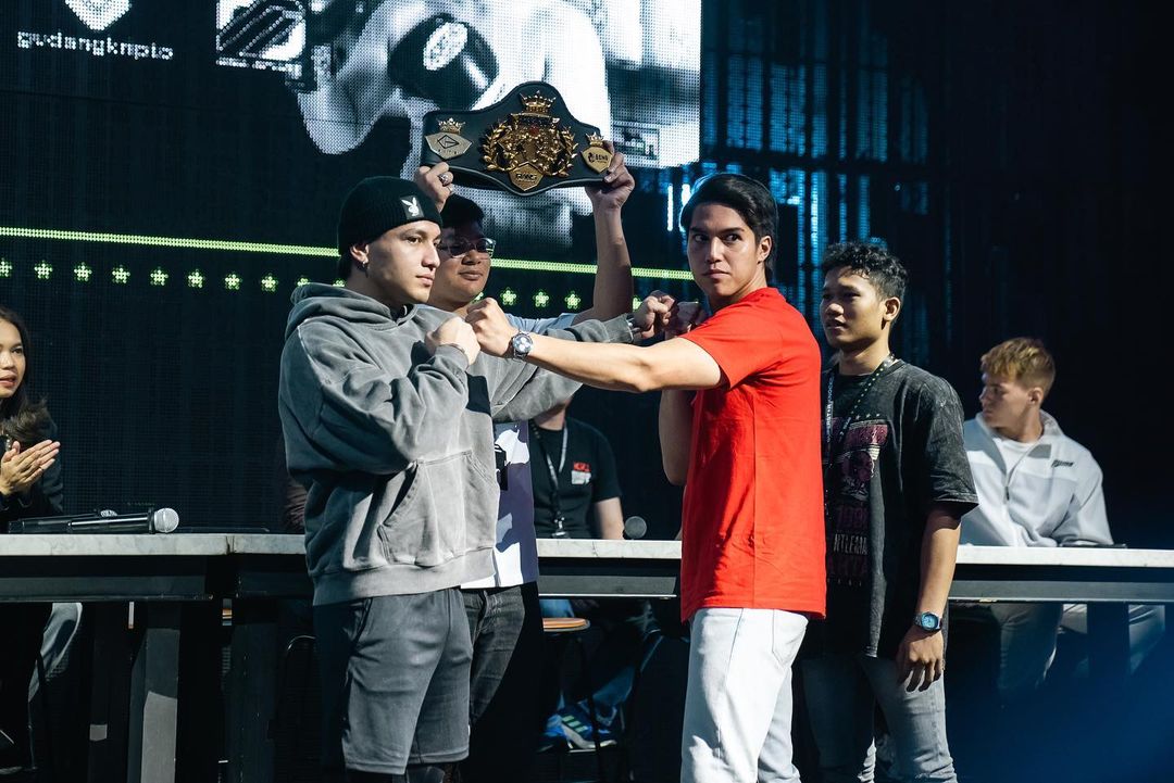 SIAP TANDING: El Rumi (kanan) dan Jefri Nichol (kiri) bertemu dalam acara Press Conference Superstar Knockout. (IG: @elelrumi)