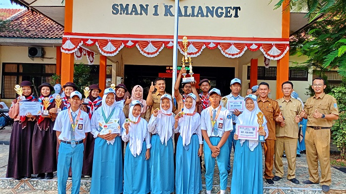 TOTALITAS: Keluarga besar SMAN 1 Kalianget kompak dukung Kacabdindik Jatim Wilayah Sumenep Budi Sulistyo sebagai nomine Penggiat Pendidikan Populer Madura Awards 2023. (SMAN 1 KALIANGET UNTUK JPRM)