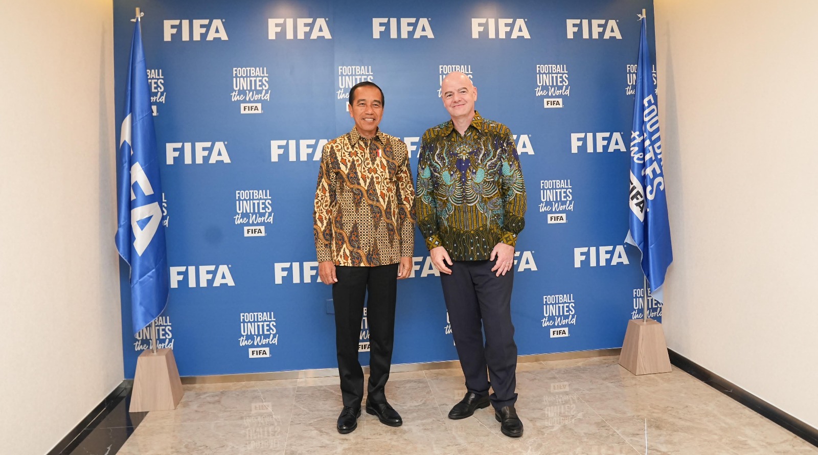 RUMAH BARU: Presiden Indonesia Joko Widodo berpose bersama Presiden FIFA Gianni Infantino pada peresmian kantor baru FIFA Asian Hub di Jakarta, Indonesia. (pssi.org)