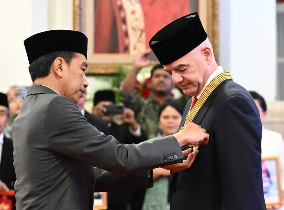 BERJASA: Presiden Joko Widodo menyematkan penghargaan kepada Gianni Infantino. (IG: @gianni_infantino)