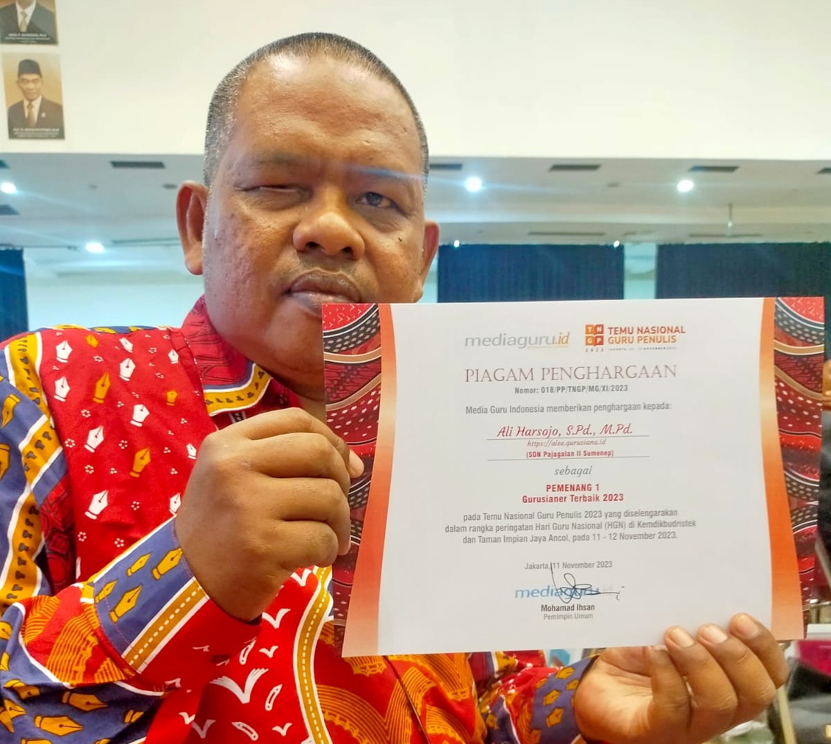 BERGENGSI: Ali Harsojo, S.Pd., M.Pd. usai menerima piagam penghargaan Gurusianer Terbaik 2023 dari Media Guru Indonesia di Gedung A Kemendikbudristek RI di Jakarta, Sabtu (11/11). (ALI UNTUK JPRM)