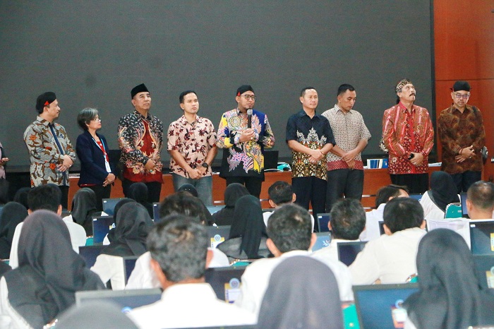 ARAHAN: Bupati Sumenep Achmad Fauzi Wongsojudo bersama Plt Kepala BKPSDM Arif Firmanto dan anggota forkopimda meninjau peserta rekrutmen PPPK di Uniba Madura, Minggu (12/11). (PROKOPIM UNTUK JPRM)