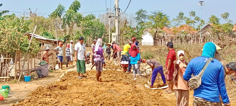 KOMPAK: Warga Dusun Jambu, Desa Kolo-Kolo, Arjasa, Pulau Kangean, Sumenep, mulai orang dewasa hingga anak-anak, membangun jalan di dusunnya beberapa hari terakhir. (ISTIMEWA)