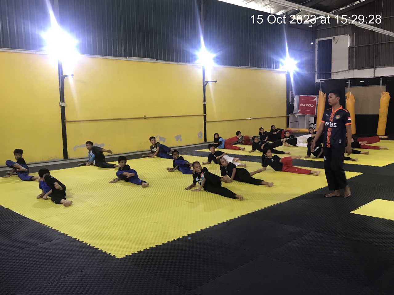 GIGIH: Muhammad Buchori Baihaqi sedang melatih atlet di Hypermax Taekwondo Club Malaysia, Minggu (15/10). (MUHAMMAD BUCHORI BAIHAQI UNTUK JPRM)