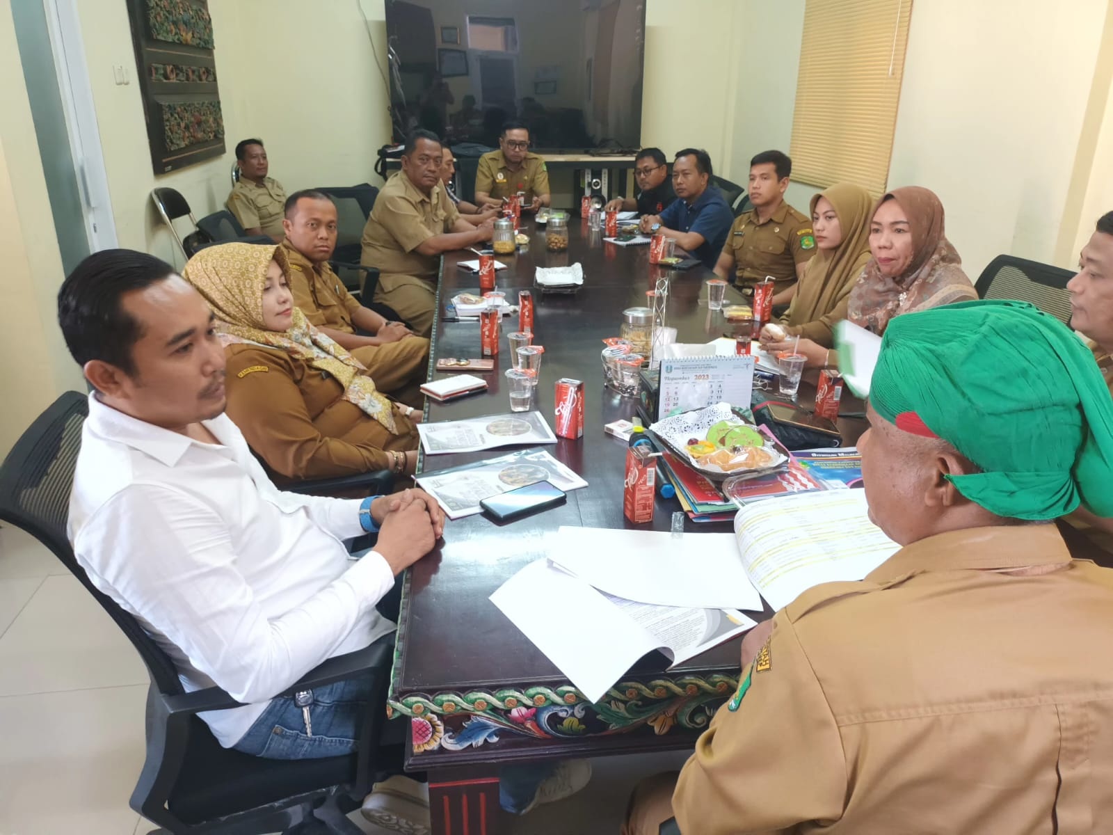 BERSINERGI: Wakil Kepala JPRM Biro Sumenep Hendra Apri Purwadi (kiri) melaksanakan rakor persiapan Madura Awards 2023 bersama OPD di kantor Disbudporapar Sumenep, Selasa (14/11). (MOHAMMAD ERWIN/JPRM)