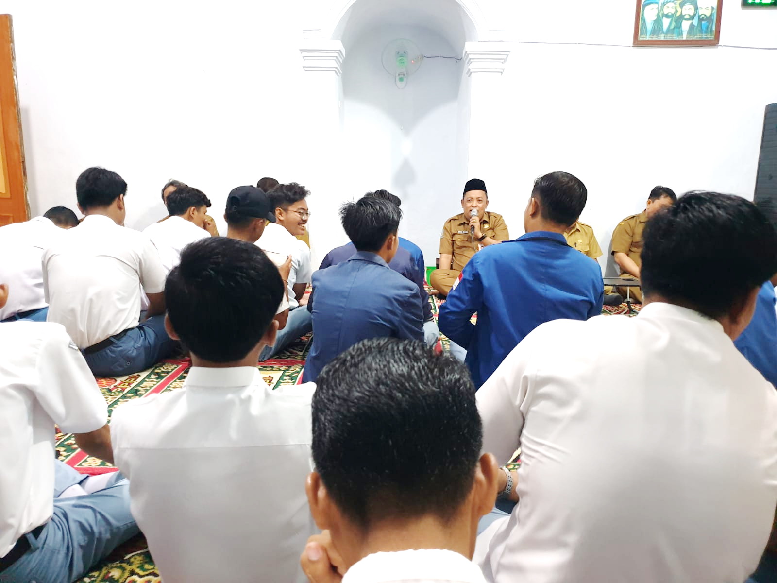 RELIGIUS: Kepala SMAN 1 Tanjungbumi Abdul Wahid (pegang mikrofon) saat istighotsah di sekolahnya Senin (13/11). (SMAN 1 TANJUNGBUMI UNTUK JPRM)