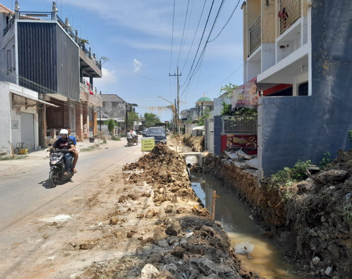 AREA DAMIJA: Sebagian konstruksi rumah warga terkena bongkar dampak pembangunan Jalan Adirasa, Sumenep, Senin (13/11). (MOH. BUSRI/JPRM)