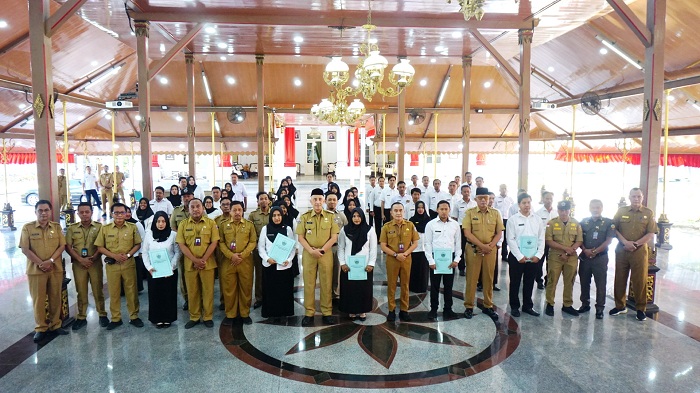 SIAP MELAYANI: Pj Bupati Bangkalan Arief M. Edie didampingi pimpinan OPD berfoto dengan PPPK setelah penyerahan petikan SK di Pendopo Agung Selasa (14/11). (VIVIN AGUSTIN HARTONO/JPRM)
