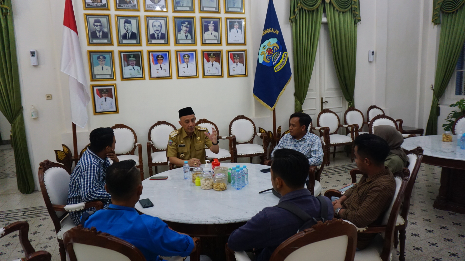 BERSINERGI: Pj Bupati Bangkalan Arief M. Edie berdiskusi dengan Kepala JPRM Biro Bangkalan Fathorrahman dan kru di Pendopo Agung, Selasa (14/11). (VIVIN AGUSTIN HARTONO/JPRM)