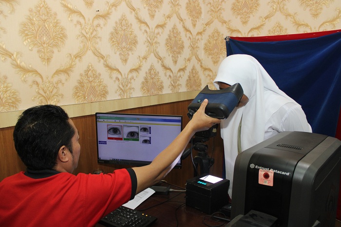 PEREKAMAN: Seorang siswi melakukan perekaman e-KTP di MPP Bangkalan Plaza, Kamis (31/8). (VIVIN AGUSTIN HARTONO/JPRM)