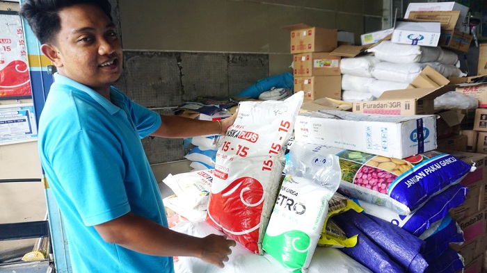 KIOS: Seorang pria menunjukkan ketersediaan pupuk di salah satu kios Jalan Halim Perdanakusuma Selasa (14/11). (VIVIN AGUSTIN HARTONO/JPRM)