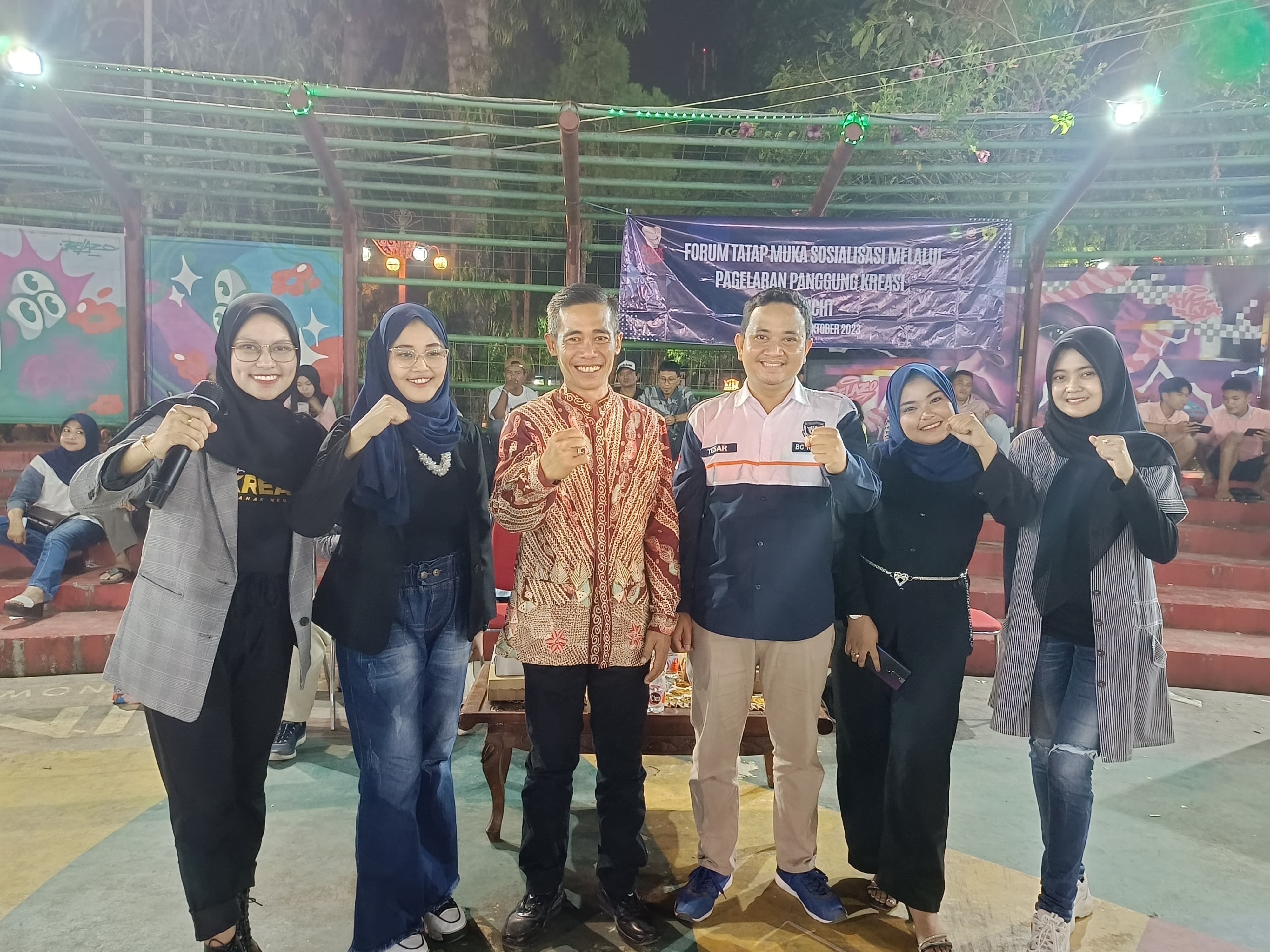 GEMPUR ROKOK ILEGAL: Humas KPPBC TMP C Madura Tesar Pratama bersama Kasatpol PP Sumenep Ach. Laili Maulidy usai memberikan edukasi terkait rokok ilegal di bundaran Taman Bunga Pottre Koneng.