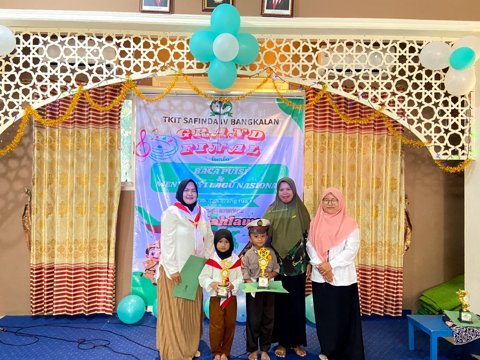 BANGGA: Kepala TKIT Safinda IV Nur Komariyah bersama pemenang lomba didampingi walinya. (TKIT SAFINDA IV BANGKALAN)