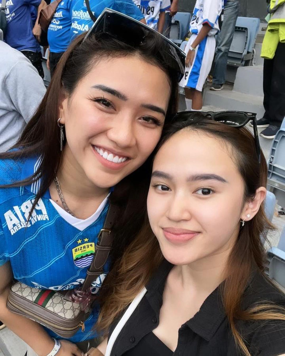 SENYUM: Potret Yolla Yuliana (kiri) saat mendukung langsung tim kebanggaannya Persib Bandung di Stadion GBLA. (IG: @yollayuliana1515)