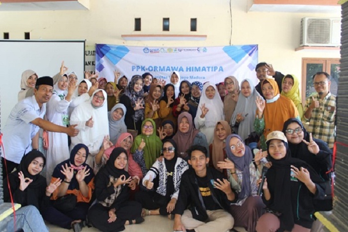 SEMANGAT: Mahasiswa Teknologi Industri Pertanian UTM bersama dosen foto bersama peserta kegiatan Sidarling di Desa Banyuajuh, Kecamatan Kamal. (HIMATIPA UTM UNTUK RADARMADURA.ID)