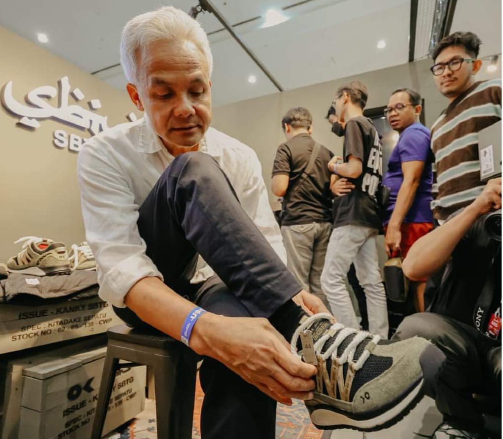 SERAP ASPIRASI: Ganjar Pranowo mencoba sepatu saat menghadiri acara Urban Sneaker Society di Balai Sidang Jakarta Convention Center, Jakarta, Jumat (3/11). (TIM MEDIA GANJAR UNTUK JPRM)  &nbsp;