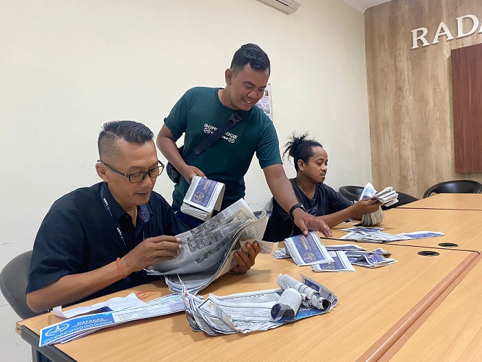PENGHITUNGAN: Tim Pemasaran Biro Bangkalan melakukan penghitungan balot di kantor pusat Jawa Pos Radar Madura Kamis (16/11). (AYU LATIFAH/JPRM)