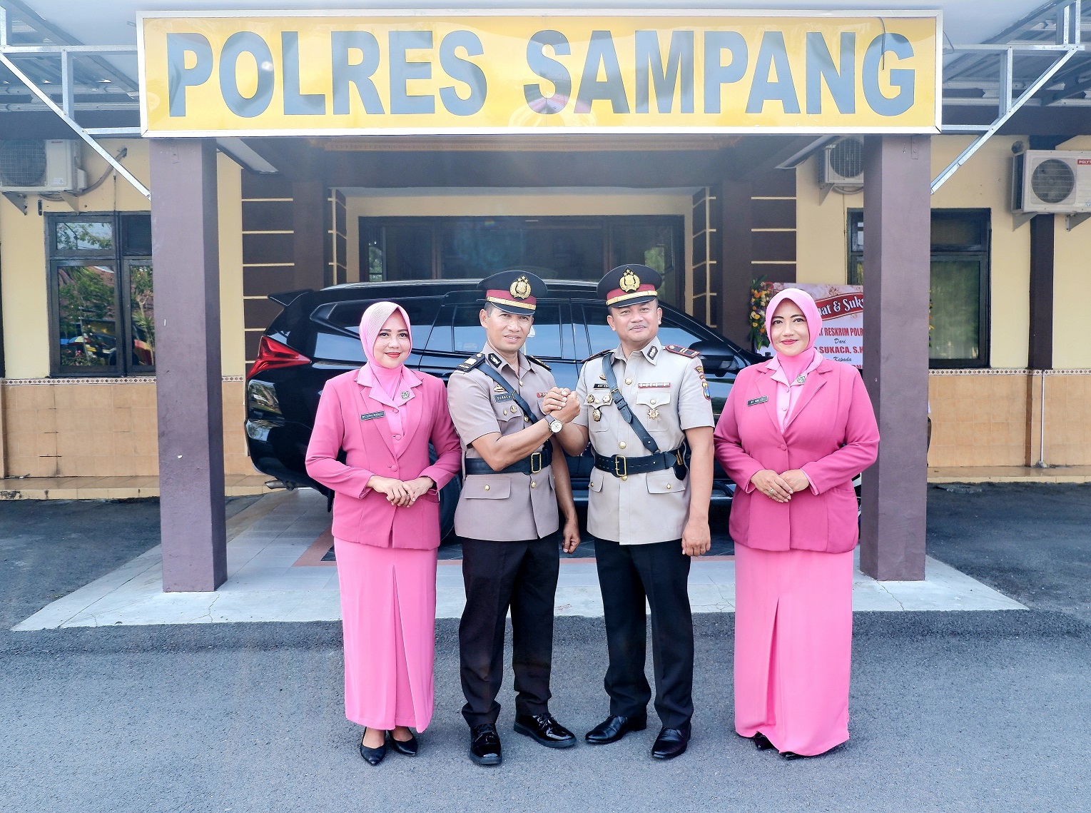 JABATAN BARU: AKP Sukaca (dua dari kiri) dan Iptu Edi Eko Purnomo (dua dari kanan) beserta para istri berfoto bersama usai sertijab di Polres Sampang Rabu (15/11). (MOH. IQBAL AFGANI/JPRM)