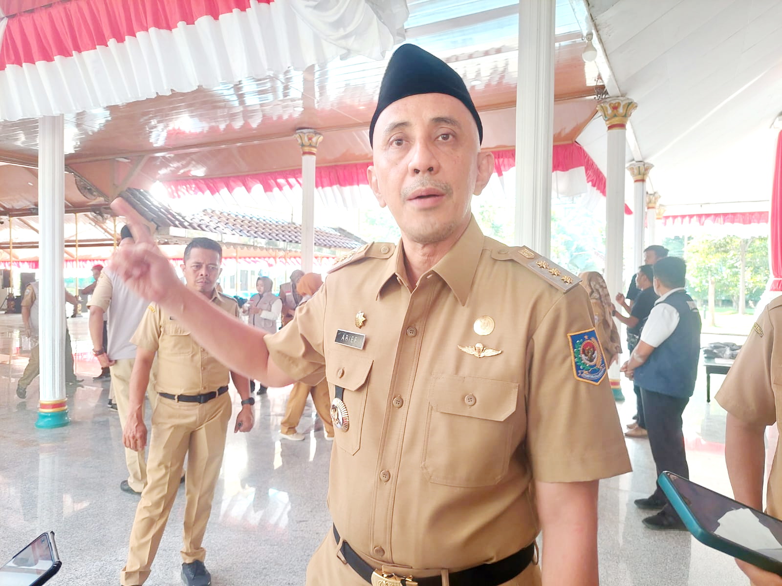 KERJA EKSTRA: Pj Bupati Bangkalan Arief M. Edie memberikan keterangan kepada awak media setelah pelepasan petugas pajak di Pendopo Agung, Senin (13/11). (ZEINAL ABIDIN/JPRM)