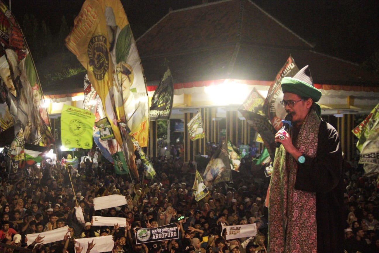 BERJUBEL: KH Muhammad Ali Shodiqin atau yang akrab dipanggil Gus Ali Gondrong memberikan tausiyah kepada jemaah di Situbondo, Jawa Timur.