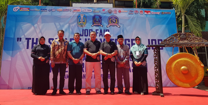 BURSA KERJA: Kepala SMKN 3 Pamekasan Miftahol berfoto bersama Kacabdindik Jawa Timur Wilayah Pamekasan Slamet Goestiantoko dan beberapa undangan Kamis (17/11). (LAILIYATUN NURIYAH/JPRM)